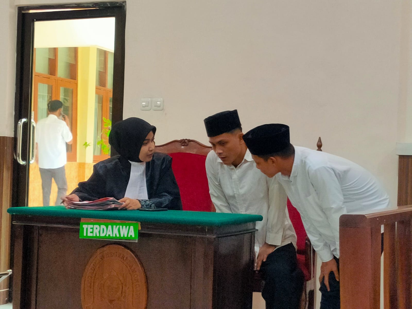 Penasihat hukum, Murni Ambar Sari saat berkoordinasi dengan dua dari lima terdakwa peredaran sabu-sabu dalam tiga berkas berbeda.&nbsp;