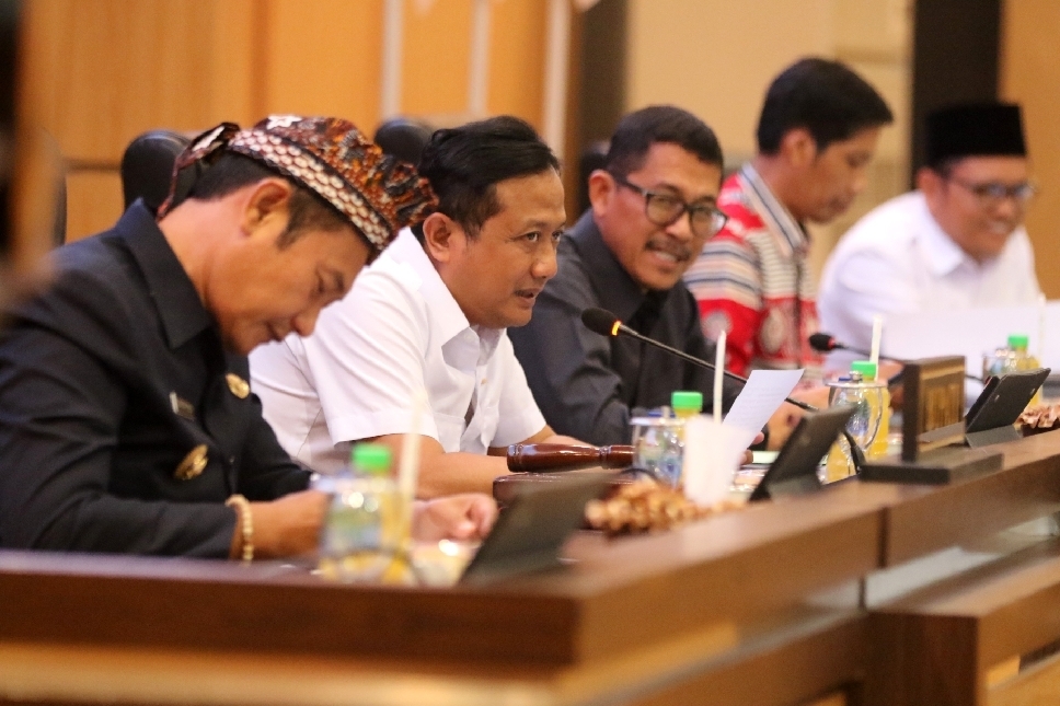 Ketua DPRD Lamongan, Freddy Wahyudi (dua dari kiri), saat memimpin rapat Paripurna, Kamis (4/7).