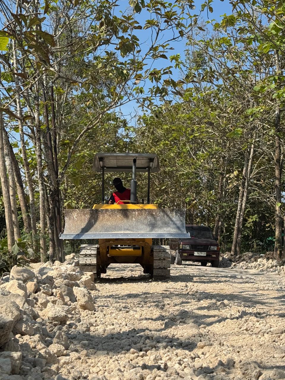 DIKERUK DAN DIRATAKAN: Pengerjaan jalan Sumberwudi &ndash; Maduran mulai dilakukan. Proyek jalan tersebut dikerjakan dengan sistem pengecoran. (IST/RDR.LMG)