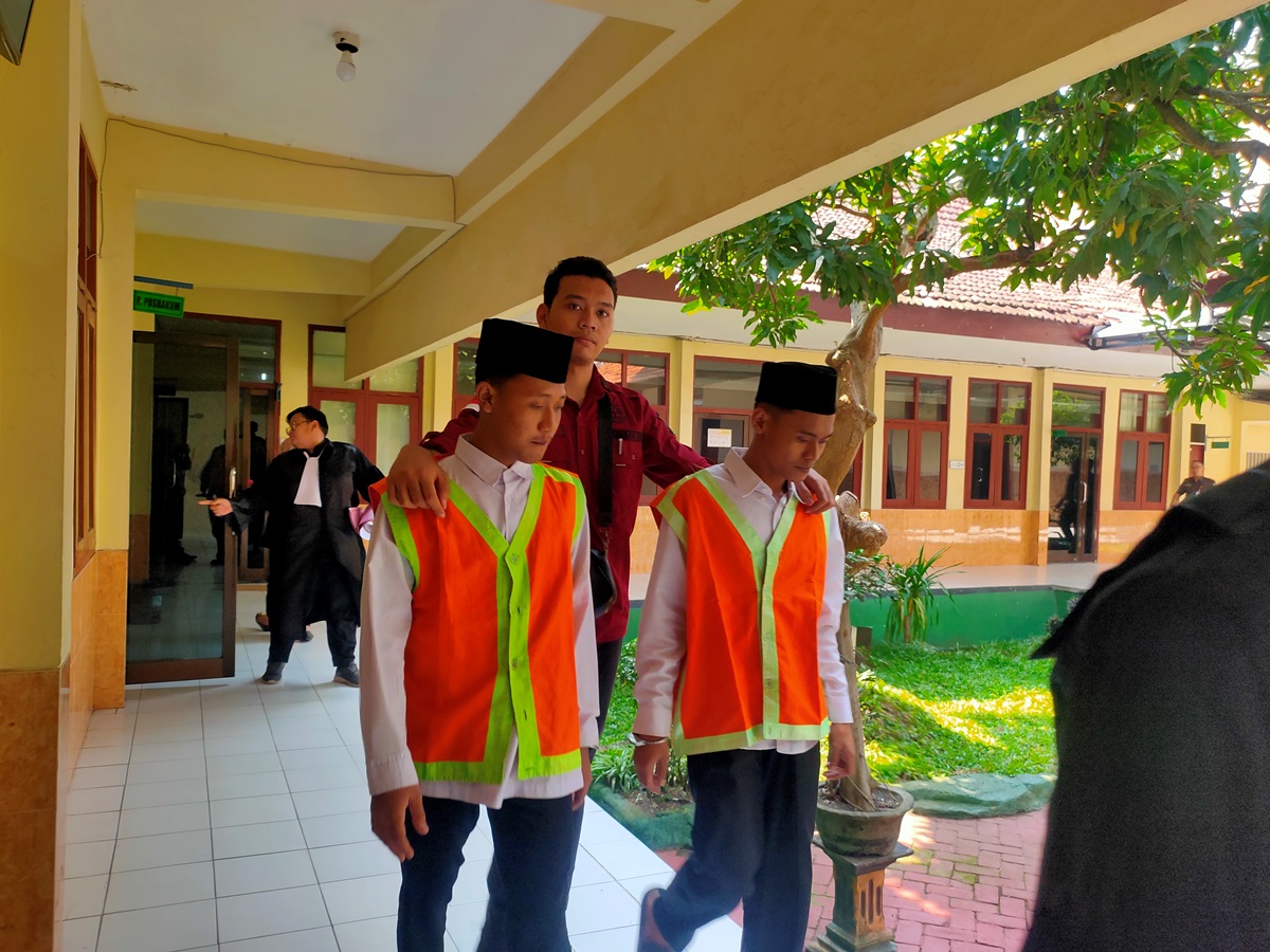 DITUNTUT SEBELAS BULAN: Willy Septian Hartono dan Muhammad Miky Avandi di Pengadilan Negeri Lamongan. Keduanya terjerat kasus penganiayaan. (IST/RDR.LMG)