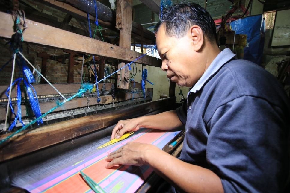 Pengrajin kain tenun di Desa Parengan Kecamatan Maduran.