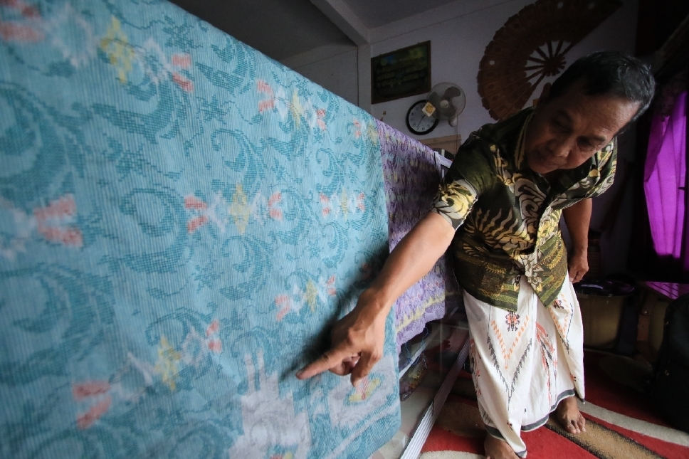 Bebrapa motif Tenun dan Batik khas Lamongan.