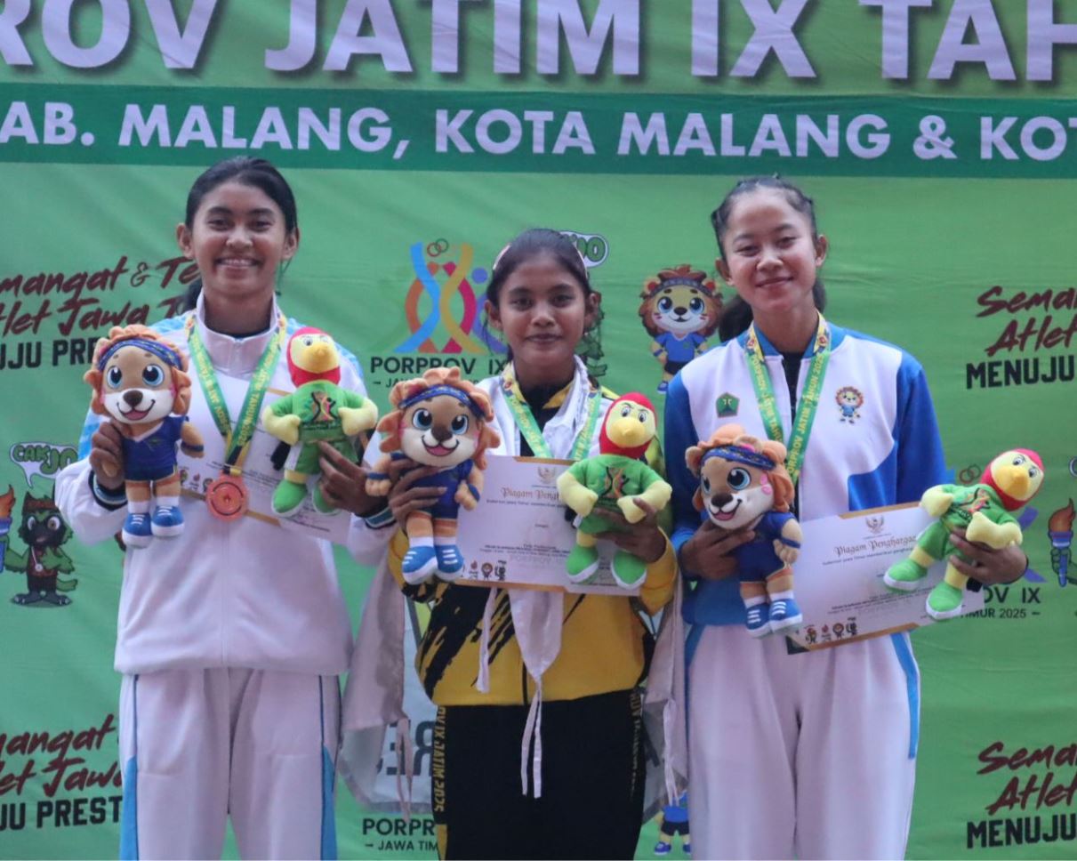 RAIH PERUNGGU: Pelompat jauh putri Lamongan, Jenita (kiri), saat foto bersama di podium. (IST/RDR.LMG)
