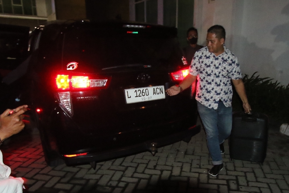Satu koper berwarna hitam tampak dibawa oleh seseorang usai keluar dari gedung Pemkab Lamongan, Senin (7/7) malam.