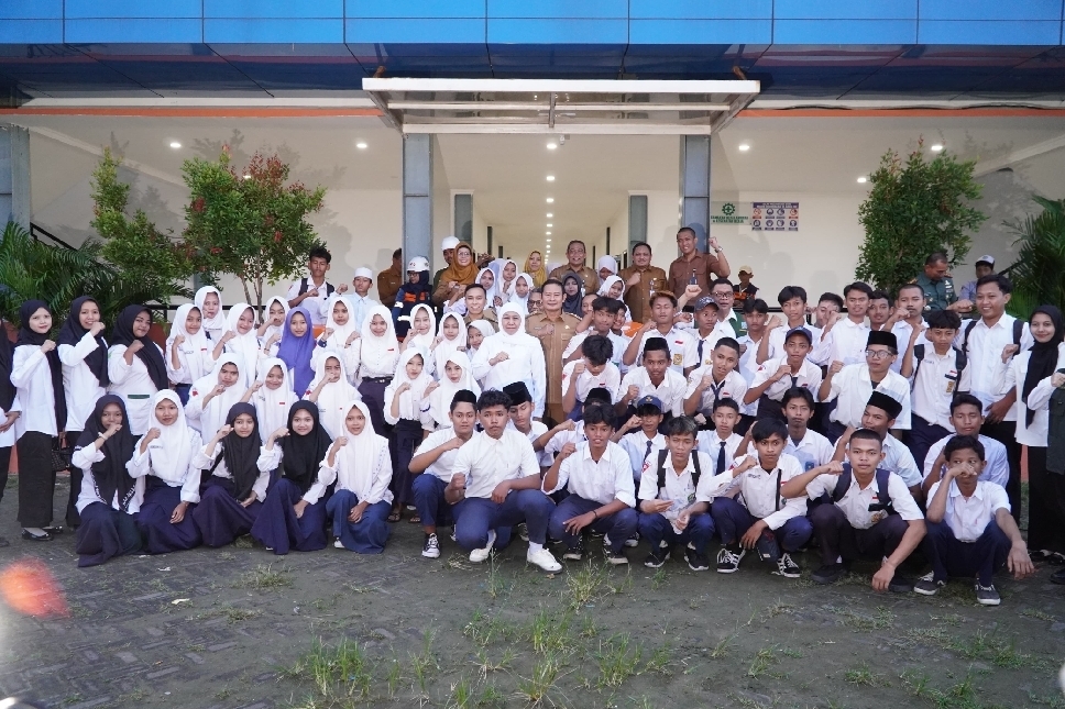KOLABORASI: Gubernur Jatim Khofifah beserta jajaran bersama Bupati Yes, dan Wabup Dirham saat foto bersama siswa-siswi, saat meninjau kesiapan sekolah rakyat.