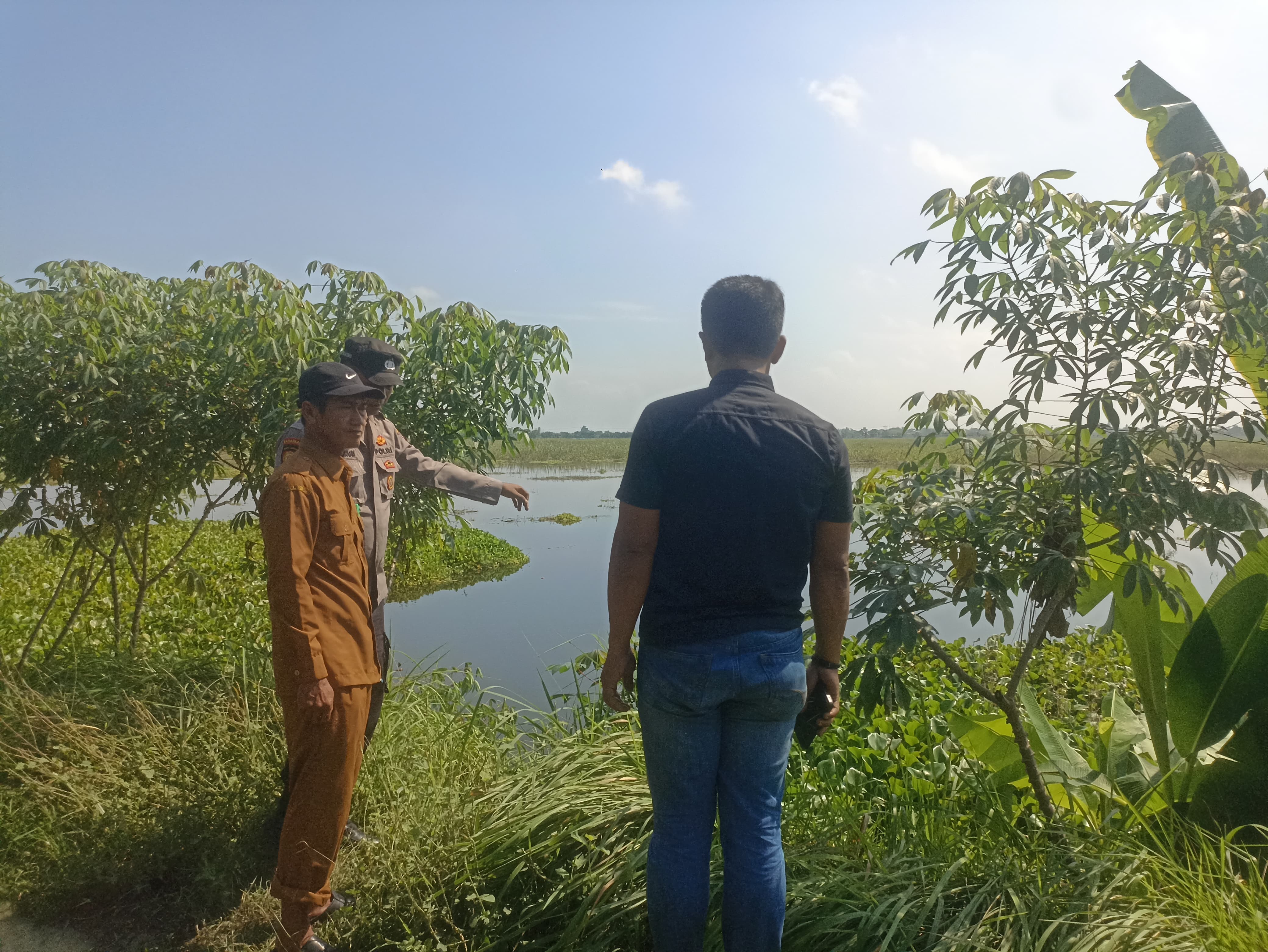 Petugas dan warga meninjau lokasi rawa di Desa Banjarmadu, Karanggeneng, tempat korban ditemukan tenggelam.