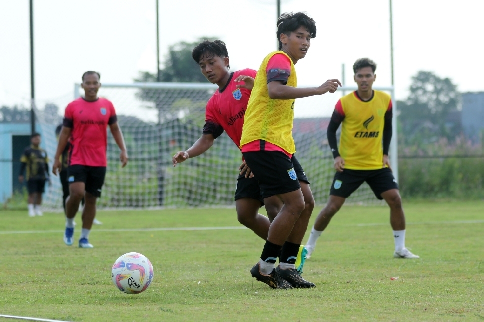 JADI PERHATIAN: Coach Aji fokus membenahi fisik pemain dalam dua minggu ini, sebelum berangkat TC ke Jogja.