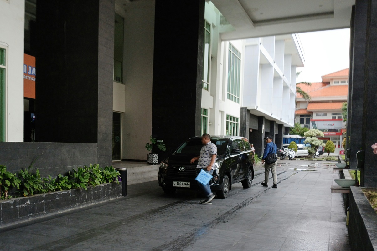 BUKAN KALI PERTAMA: Mobil hitam yang digunakan petugas KPK mendatangi gedung Pemkab Lamongan Senin. KPK meminjam lantai 7 untuk keperluan mereka. (ANJAR DWI PRADIPTA/RDR.LMG)