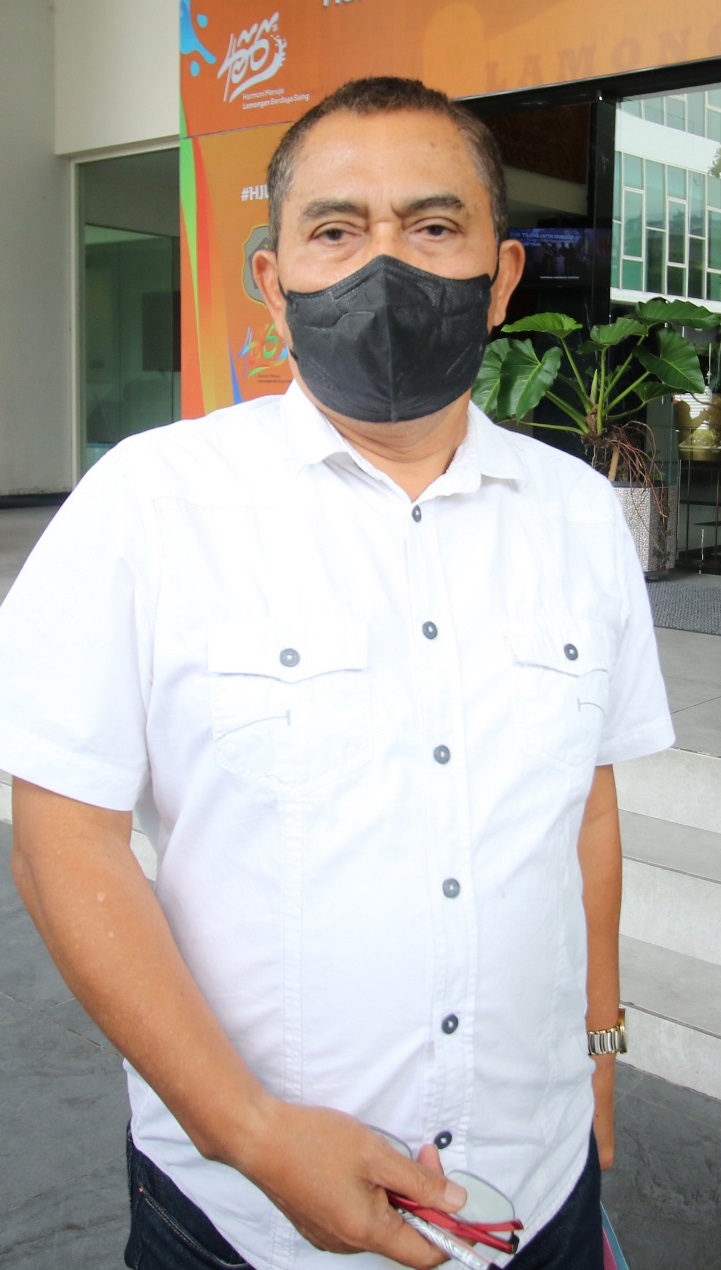 DIPERIKSA : Heri Pranoto, ketua KONI Lamongan, Komisaris Utama BPR Bank Daerah Lamongan, dan direktur PT Bumi Lamongan Sejati diperiksa KPK karena statusnya sebagai kepala BKAD. (ANJAR DWI P/RDR.LMG)