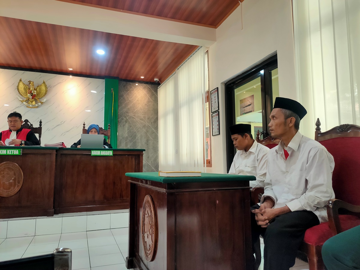BERI KESAKSIAN: Faisal dan Mochamat Budiman menjalani persidangan kasus pencurian 21 tabung LPG 12 kg. (IST/RDR.LMG)