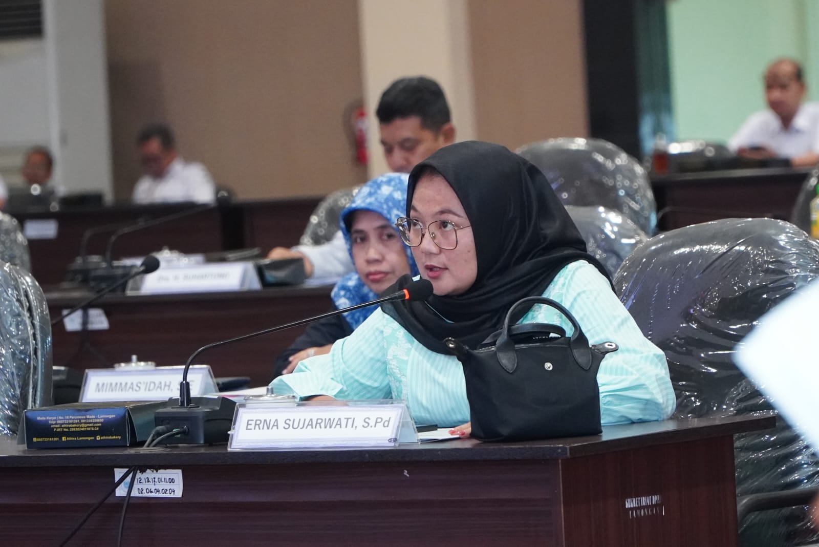 Ketua F-PDIP, Erna Sujarwati menyampaikan aspirasi dalam forum, sebelum akhirnya memilih walk out karena kecewa laporan PU fraksi diserahkan langsung tanpa dibacakan.&nbsp;