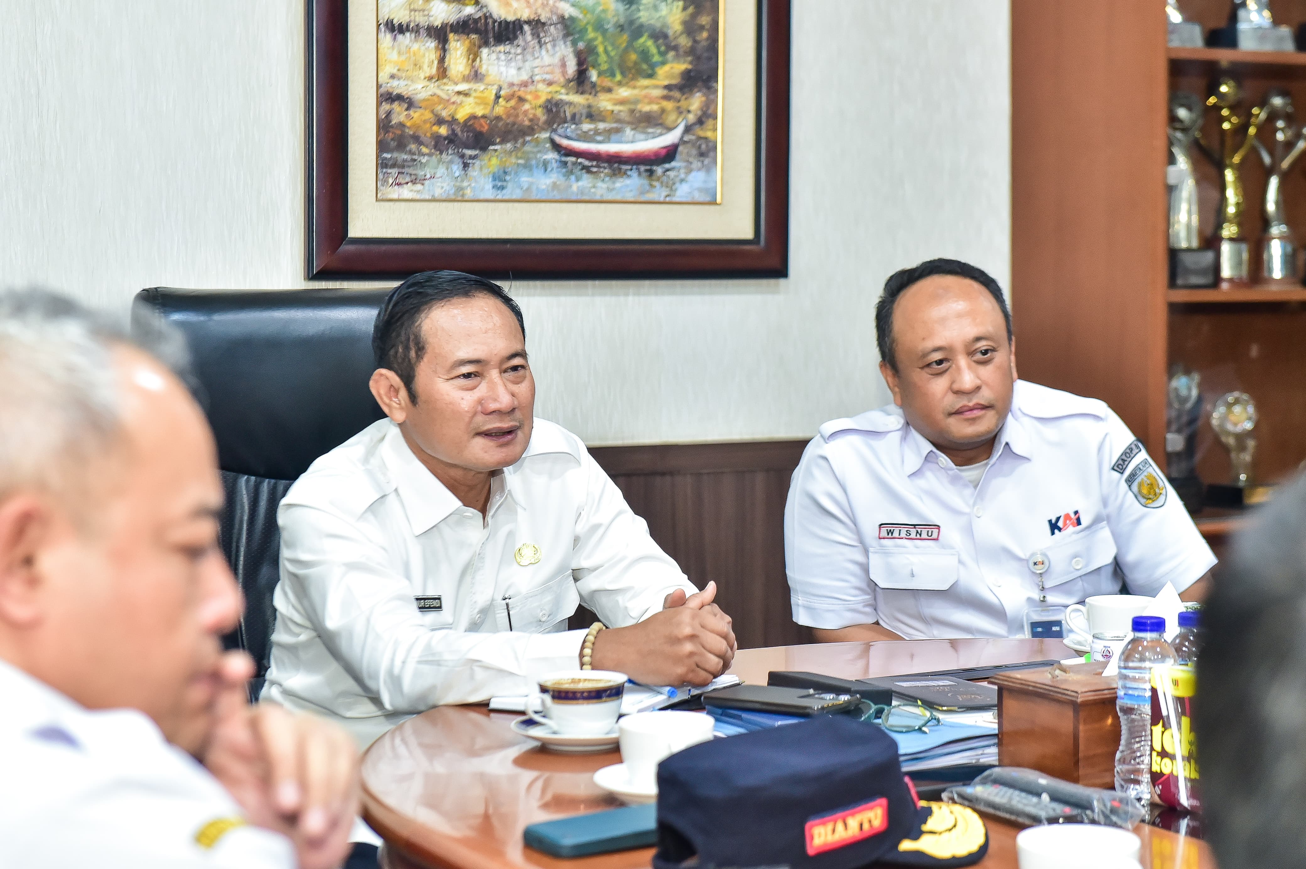 Bupati Yes dan jajaran saat audiensi dengan EVP KAI Daop 8 Surabaya, Wisnu Pramudyo terkait rencana beautifikasi Stasiun Lamongan.&nbsp;
