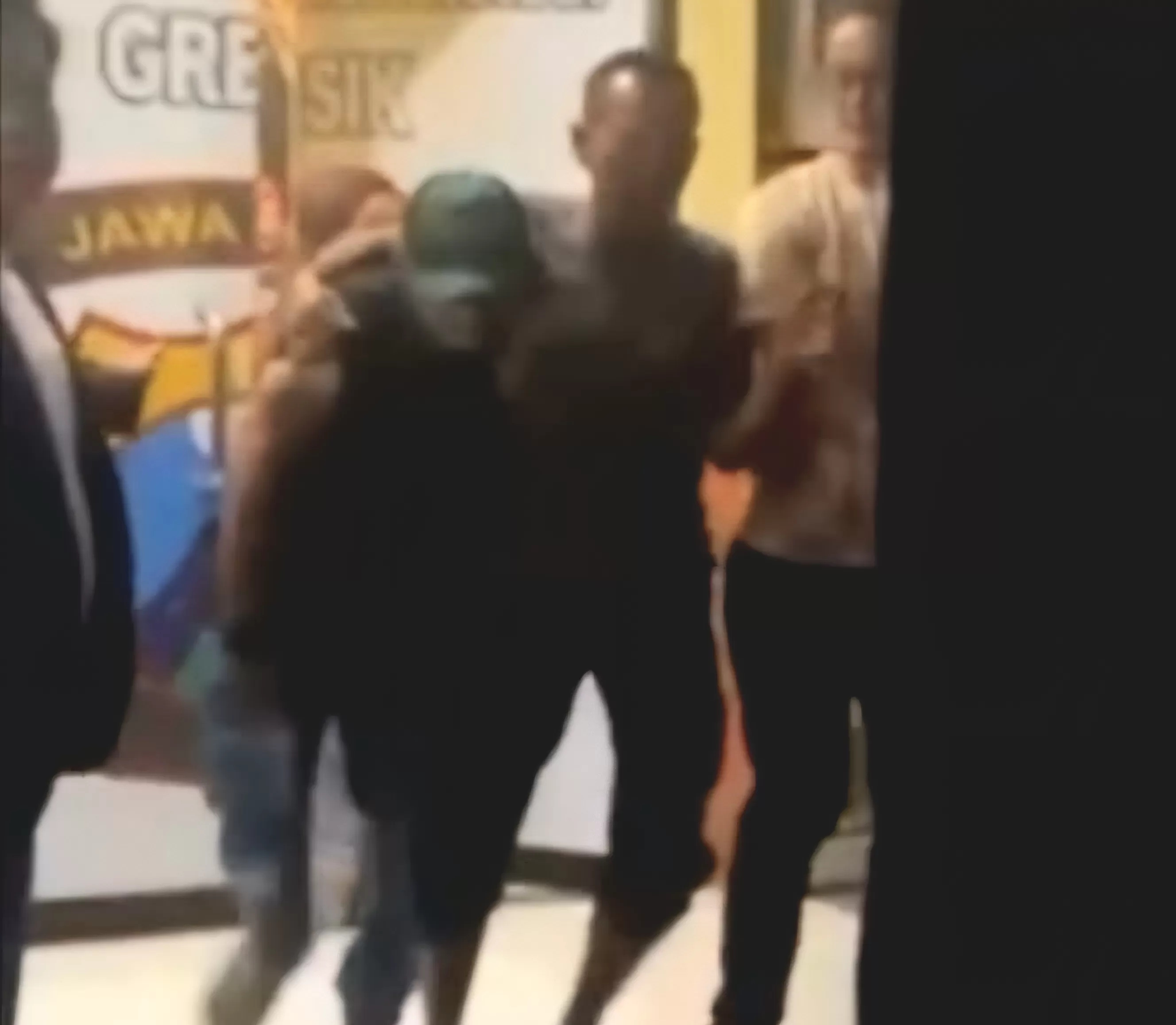 Picu Amarah : Sejumlah Warga menggelandang bos toko buah ke kantor polisi. (DOKUMEN RADAR GRESIK)