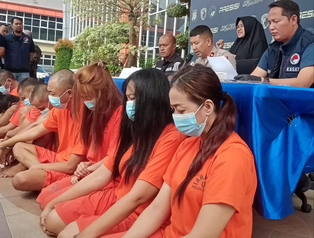 PEMBERANTASAN NARKOBA: Jaringan pengedar sabu, termasuk tiga perempuan mengedarkan sabu-sabu. (Yudhi Radar Gresik)