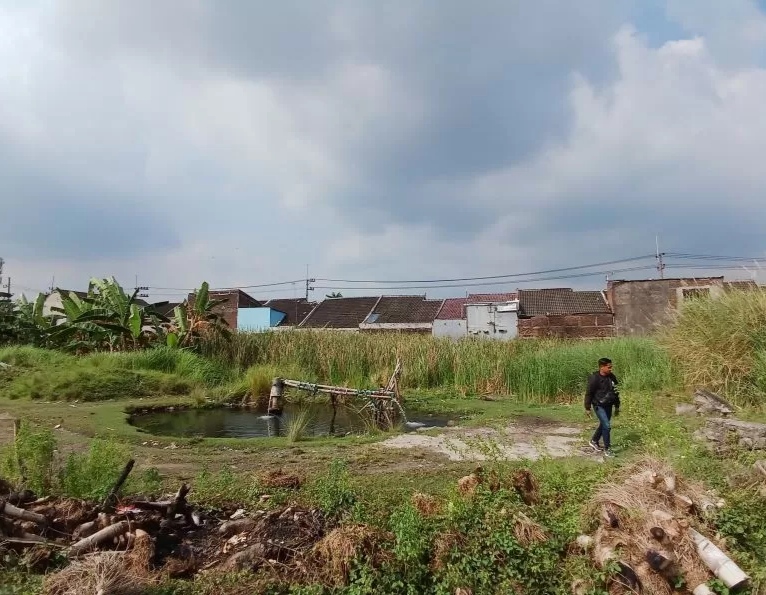 DISALAHGUNAKAN: Kondisi kolam air hangat bekas sumur bor di Lingkungan Kedungsari, Kelurahan Gunung Gedangan, Kecamatan Magersari, Kota Mojokerto, kemarin (8/7). (adi/jprm)