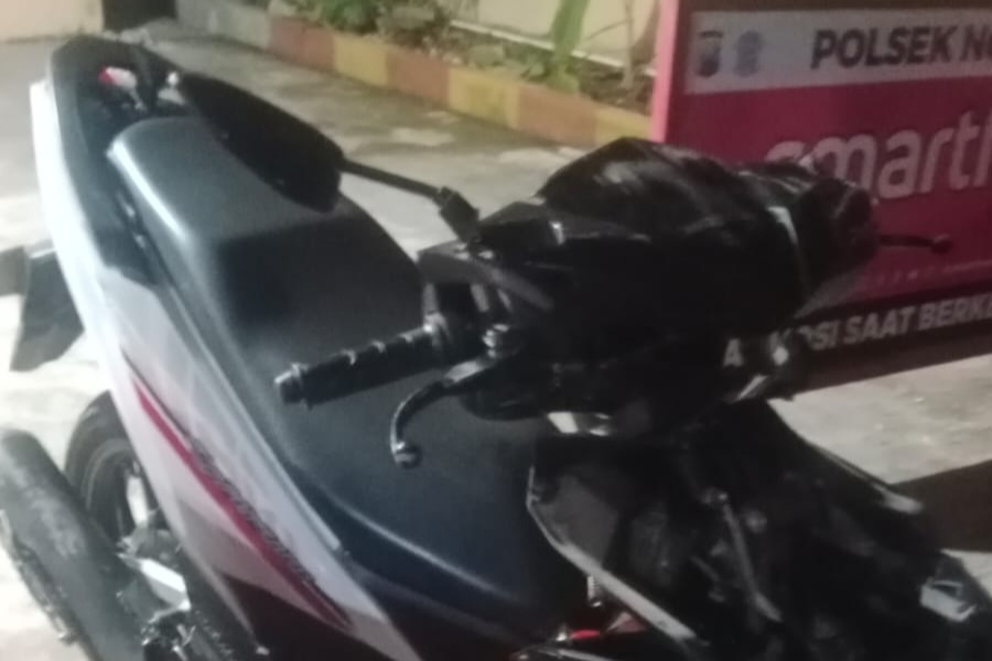 RUSAK BERAT: Motor yang dikendarai oleh korban tampak rusak pada bagian depannya.