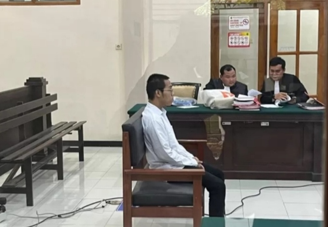 TEGA: Andi Febrianto waiters tempat karaoke saat menjalani sidang di Pengadilan Negeri Mojokerto kemarin. (farisma/jprm)