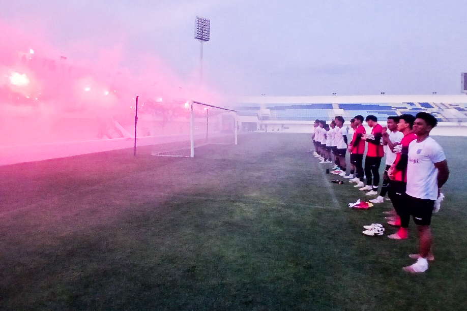 Kelompok Suporter ketika menghadiri latihan Persela di awal musim  ini.