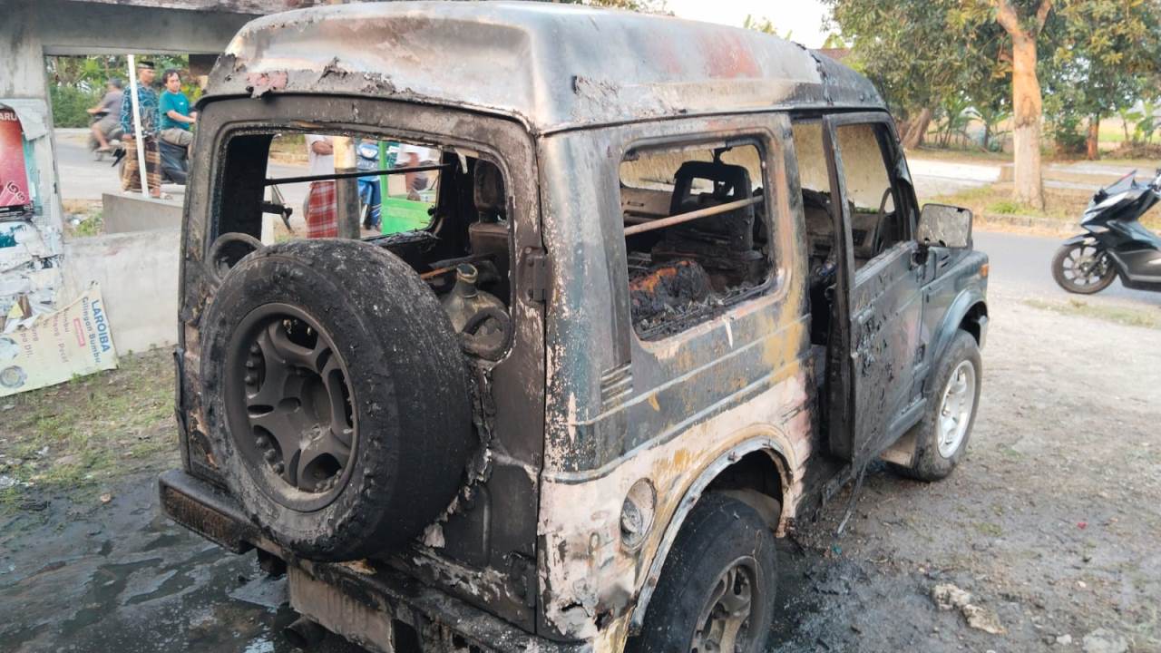 AKIBAT KORSLETING: Mobil Suzuki yang terbakar di Desa Bakalrejo, Kecamatan Sugio. (ANJAR DWI PRADIPTA/RDR.LMG)