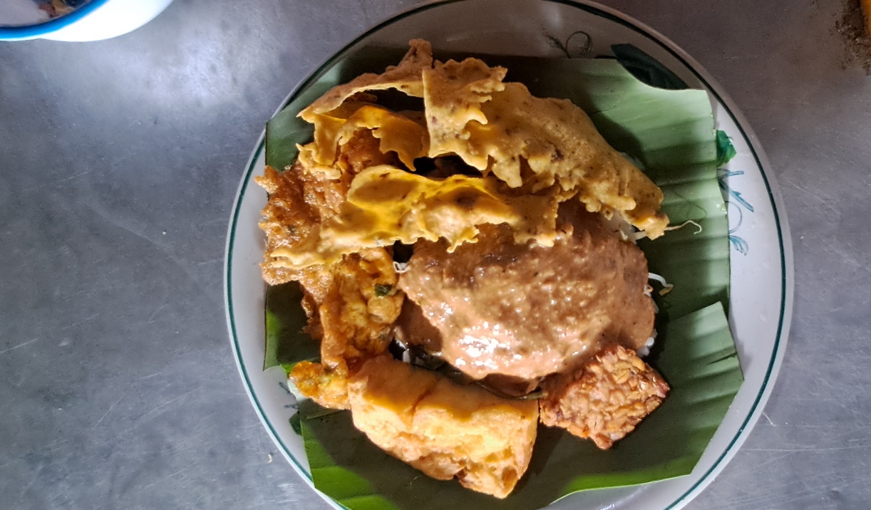 DEKAT ALUN - ALUN: Pecel Cak Put yang diteruskan anaknya. (GAMAL A/RDR.LMG)