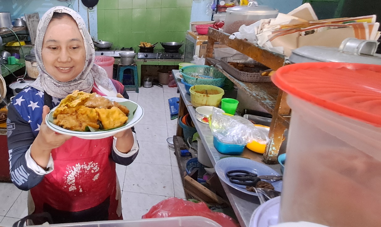 GENERASI KEDUA: Nurhidayatin meneruskan usaha orang tuanya berjualan pecel. (GAMAL A/RDR.LMG)