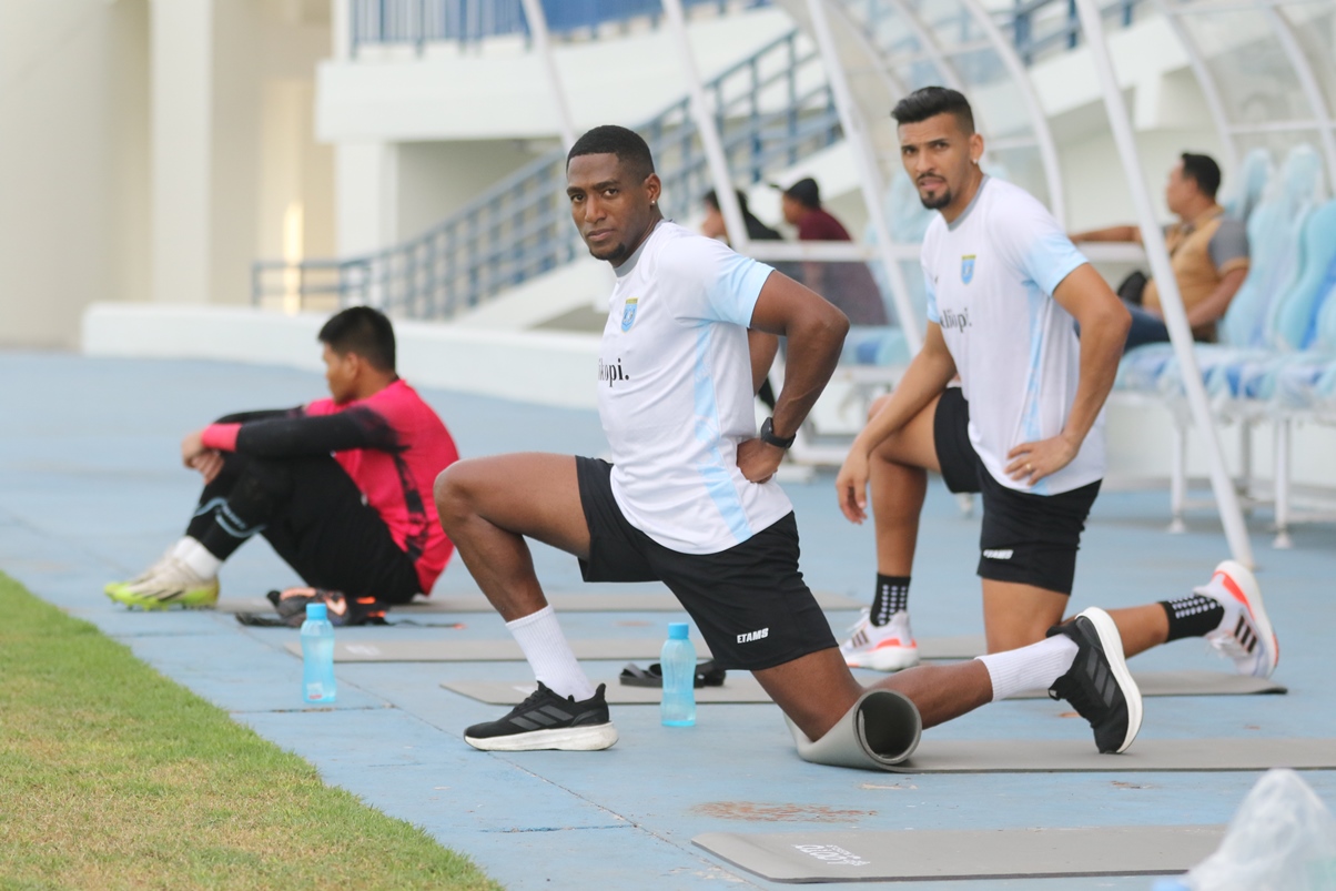 DI PINGGIR LAPANGAN: Sebagian pemain asing Persela yang sudah bergabung dan mengikuti latihan di Stadion Surajaya Lamongan. (ANJAR DWI PRADIPTA/RDR.LMG)