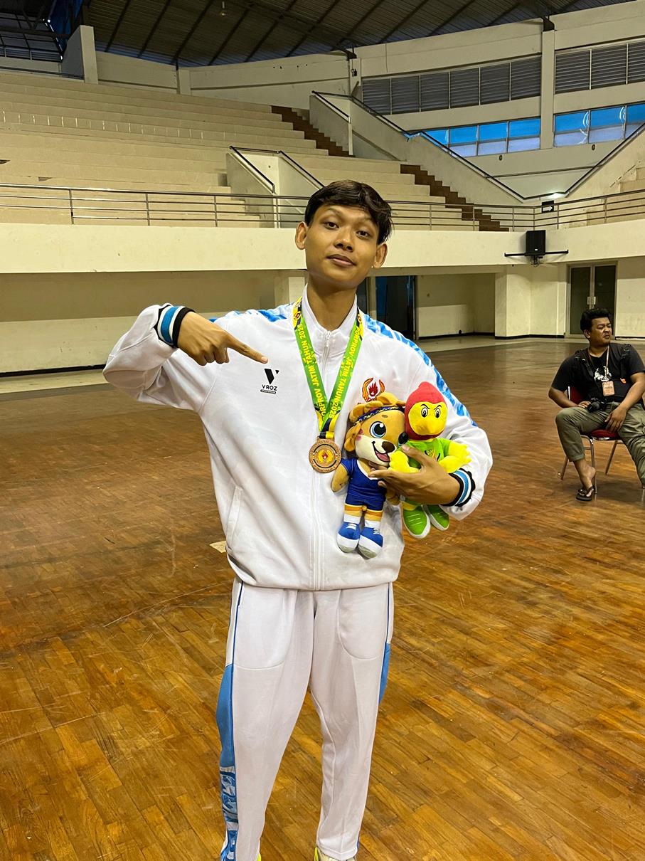 MEDALI PERTAMA DI AJANG PORPROV: Abrilian Aru Cahyono dengan kalungan medali perunggu yang diperolehnya. (IST/RDR.LMG)
