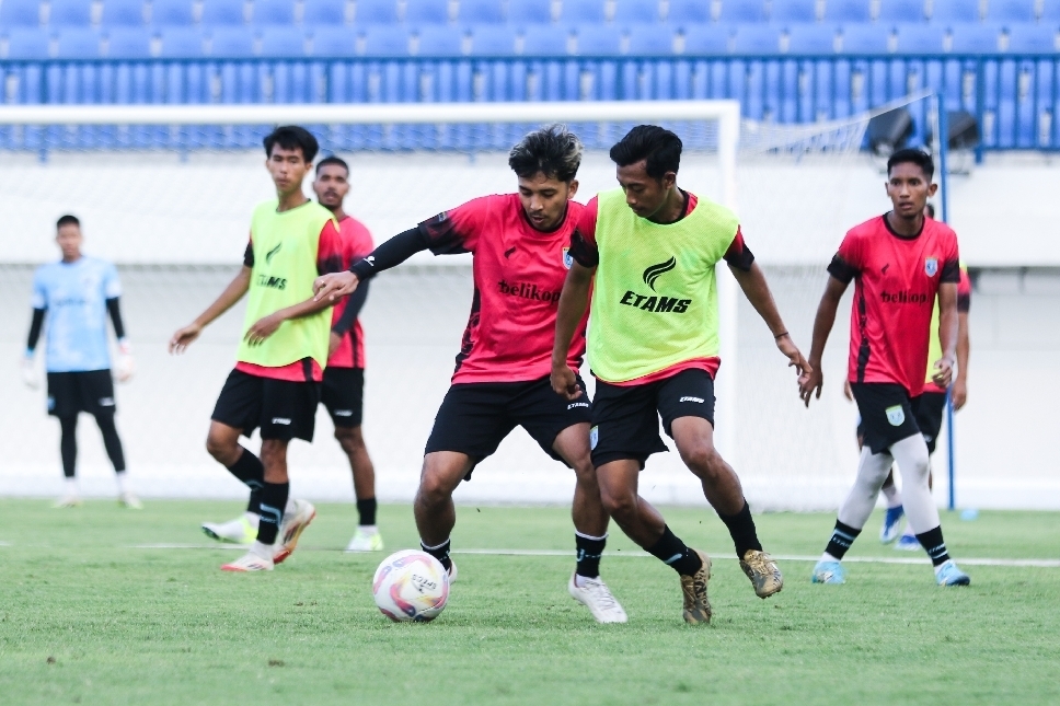 BERSIAP TC &ndash; Pemain Persela saat berlatih di Stadion Surajaya. Tim Laskar Joko Tingkir diagendakan menjalani TC di Jogjakarta mulai 22 Juli mendatang.