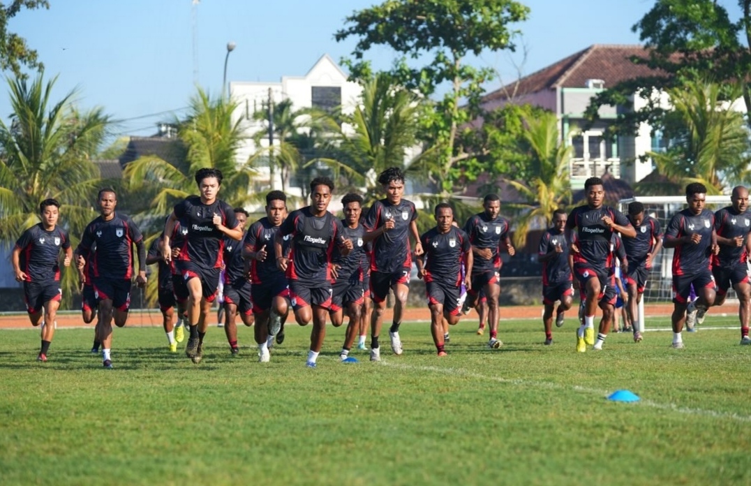 FULL SQUAD : Para pemain Persipura saat sedang berlatih di Yogyakarta. (Instagram @Persipura)
