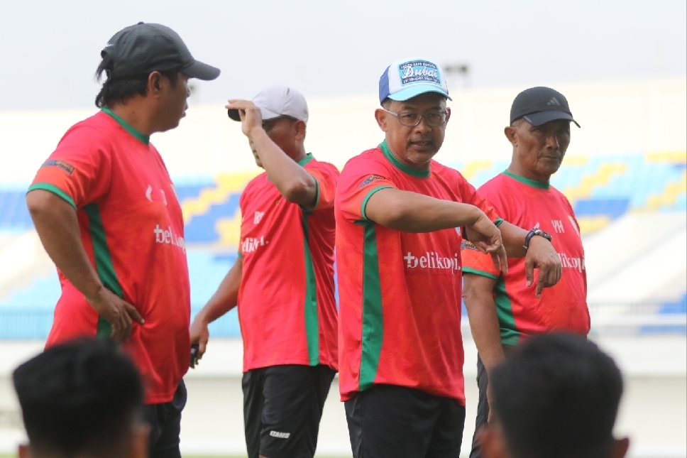 TRANSFER ILMU: Coach Aji saat memberikan pemahaman teknis kepada pemain Persela.