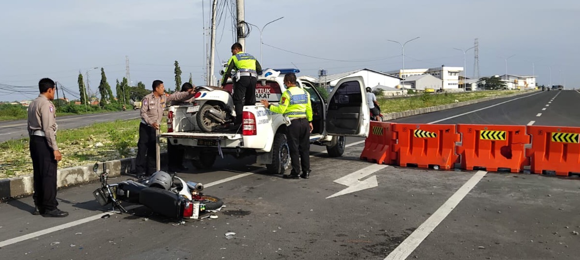 RAWAN: Petugas mengevakuasi korban laka di JLU yang hingga kini belum dibuka untuk umum, yang masih menunggu fasilitas keselamatan jalan dipenuhi.