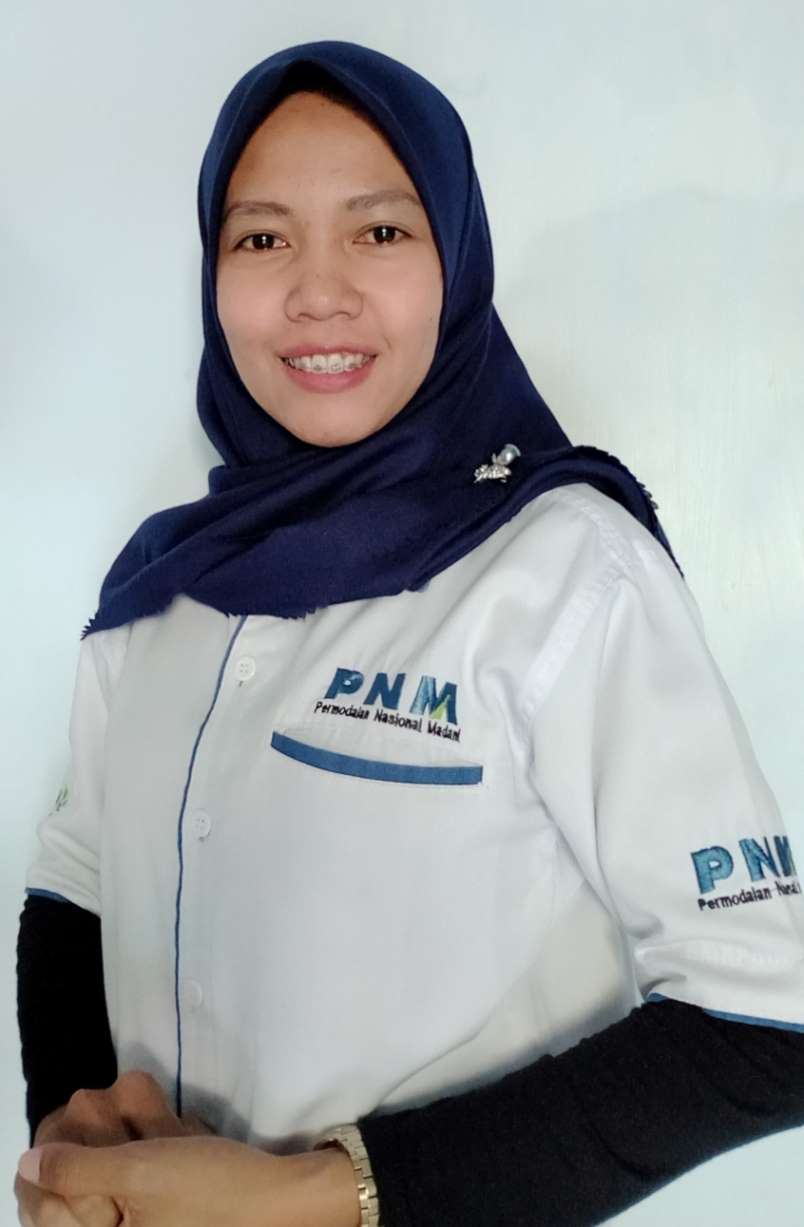 SUKA HIKING: Siska Widi Utami, S.TP, manager Regional Mekaar (MRM) di PNM Cabang Lamongan. (IST/RDR.LMG)
