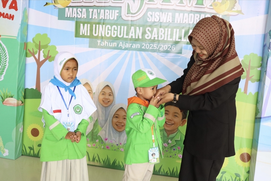 Penguatan karakter anak berpamitan dan bersalaman dengan Kepala MI Unggulan Sabilillah Lamongan, Ustadzah Uswatun Hasanah, MA.