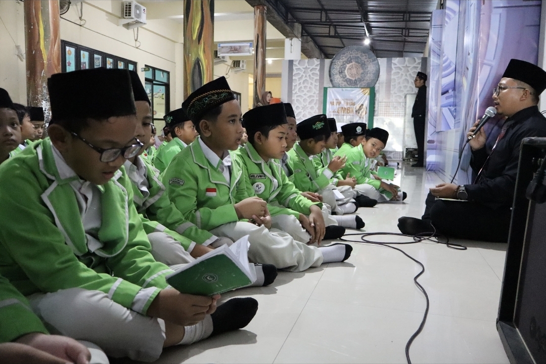Penguatan karakter anak di MIUS berupa aktivitas rutin Salat Dhuha dan istighosah.
