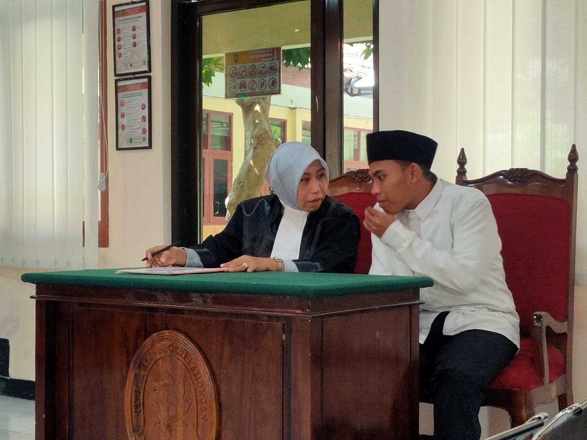 MENERIMA VONIS: Wahyu Aldi Ardiansyah berdiskusi dengan penasihat hukumnya Naning Erna Susanti saat sidang putusan kasus peredaran pil dobel L. (IST/RDR.LMG)