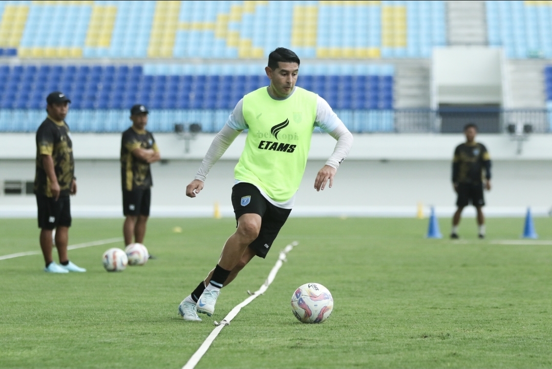 Esteban Vizcarra yang usianya hampir menyentuh kepala empat, bakal diuji fisiknya dalam jadwal padat kompetisi Liga 2 nanti.