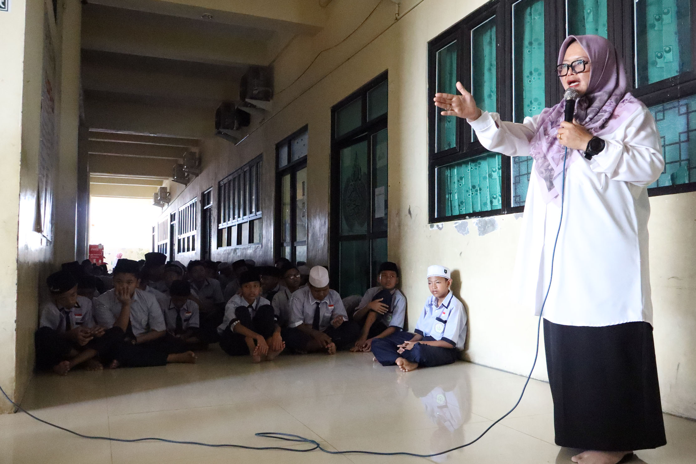 Setelah Sholat Dhuha dan istighosah, Kepala MATAS Lamongan, Novianti Agustina, S.Psi., S.Pd., M.M memberikan penguatan karakter pada siswa-siswi.