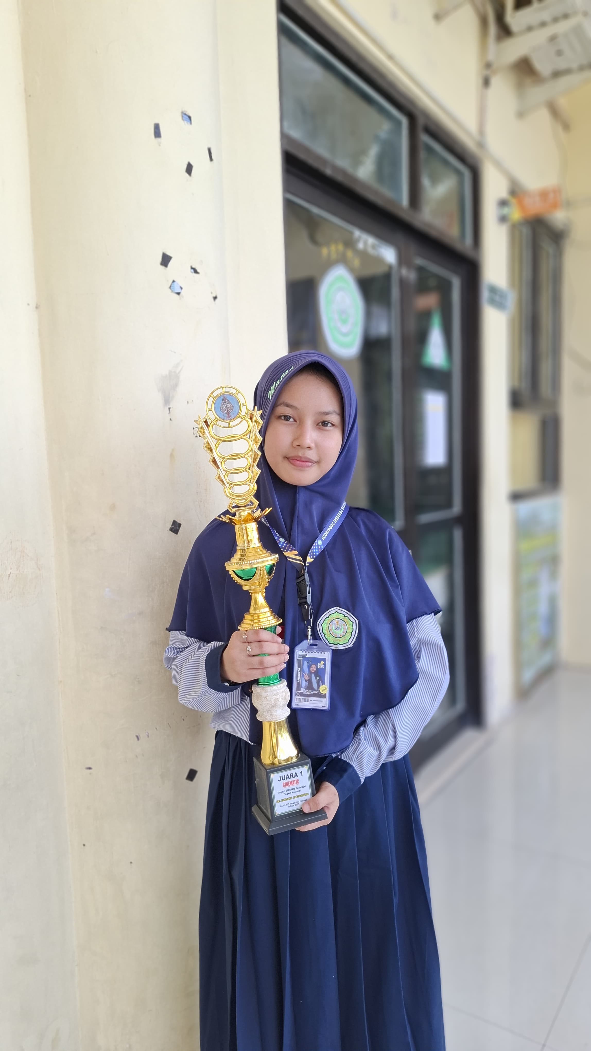 Siswi berprestasi peraih juara 1 lomba tausiyah pendek tingkat nasional Unggulan Awards 2025 di SMAS Unggulan BPPT Al-Fattah Lamongan.