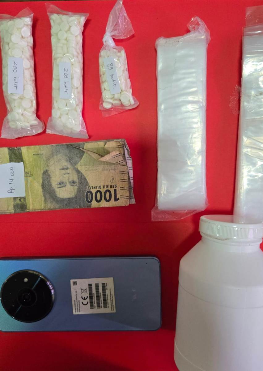 BARANG BUKTI: Pil dobel L sebanyak 489 butir yang diamankan dari Andika Bagas Zakaria. (GAMAL A/RDR.LMG)