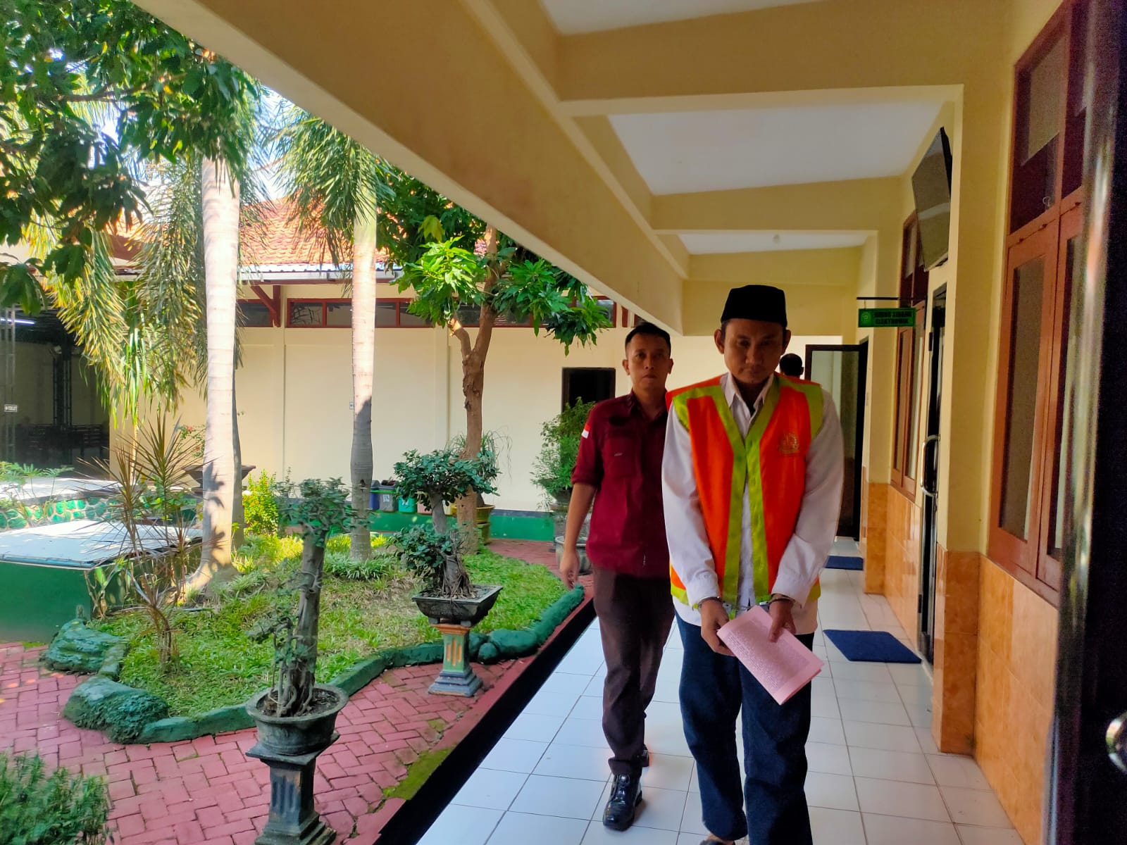 AHMAD ASIP ALAFI/RDR.LMG Terdakwa pencurian dengan kekerasan, Sugianto divonis lebih ringan empat bulan penjara dari tuntutan JPU.