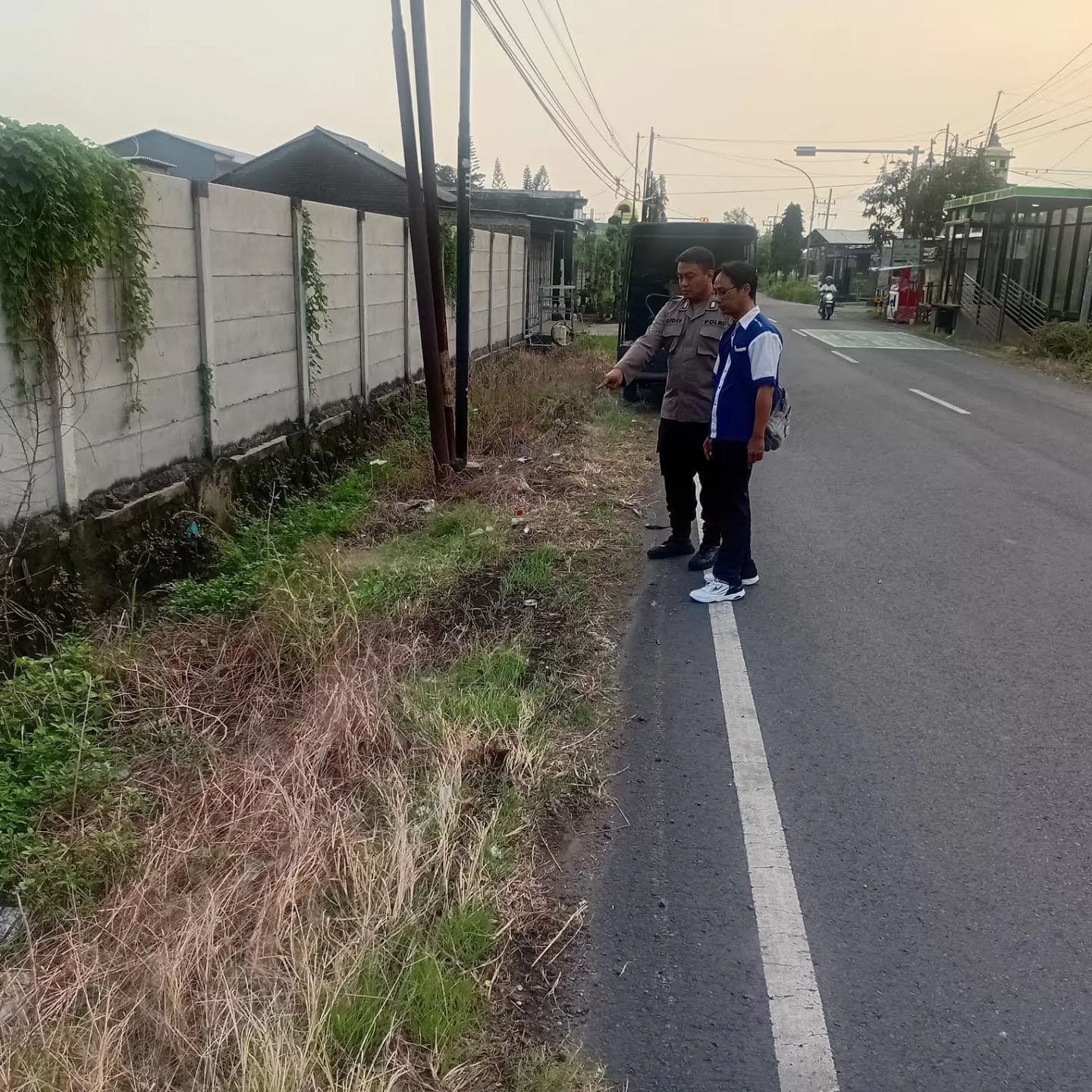 OLAH TKP &ndash; Petugas kepolisian saat melakukan olah tempat kejadian perkara (TKP) kecelakaan tunggal di Jalan Raya Desa Karangsemanding, Balongpanggang, Gresik. (Yudhi Radar Gresik)