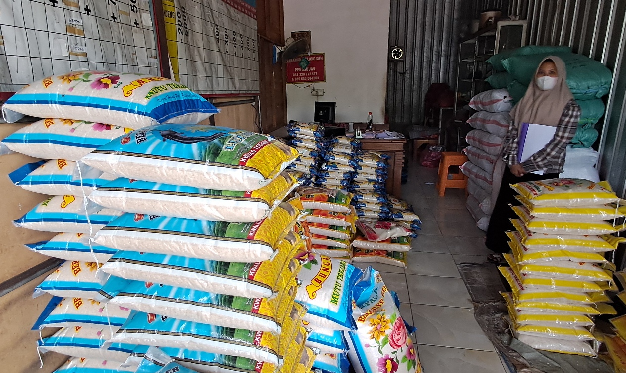 PENJUALAN STABIL: Salah satu penjual beras premium di Lamongan. Kabar adanya beras premium oplosan di Jakarta tak berpengaruh terhadap penjualannya. (GAMAL A/RDR.LMG)