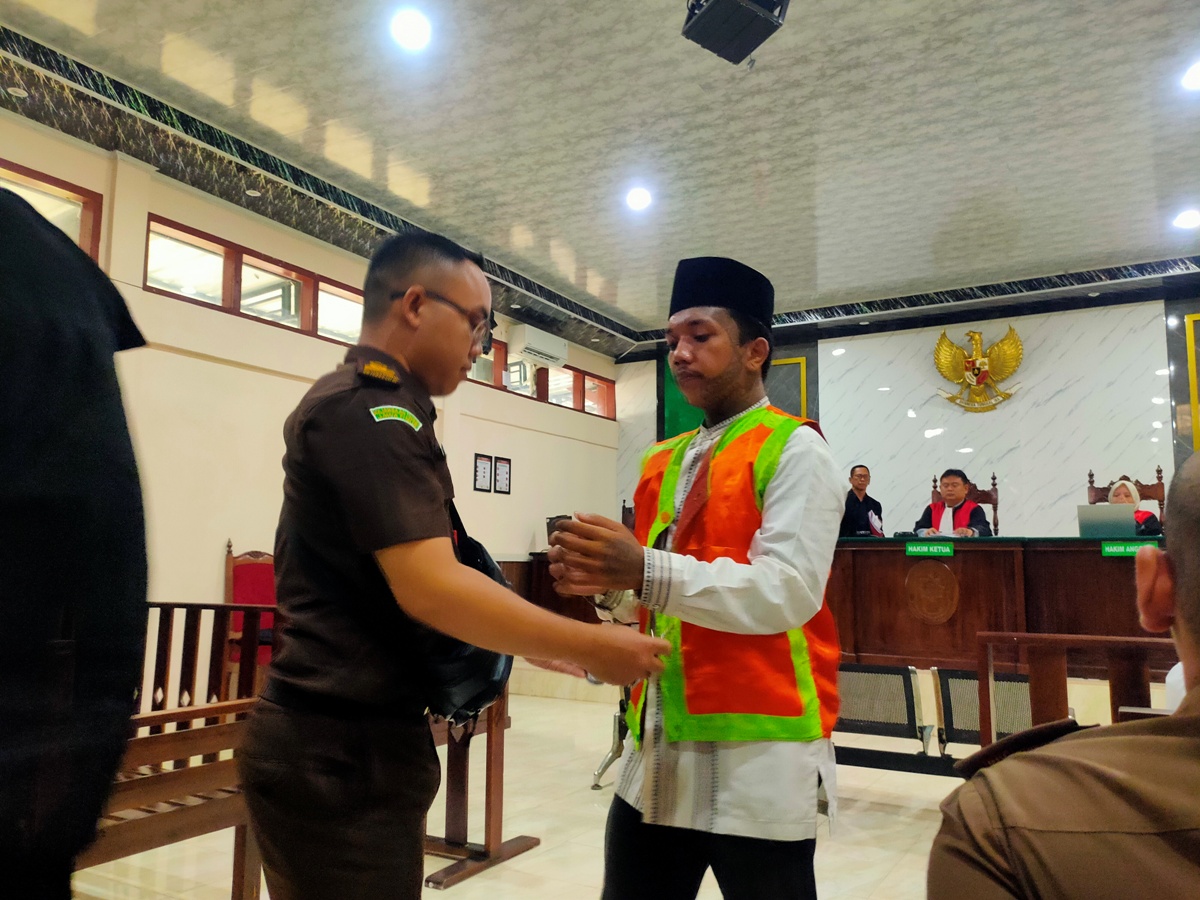 PIKIR &ndash; PIKIR: Roy Prasetyo menjalani persidangan di PN Lamongan. Dia divonis 8,5 tahun karena mengedarkan SS. (AHMAD ASIP ALAFI/RDR.LMG)
