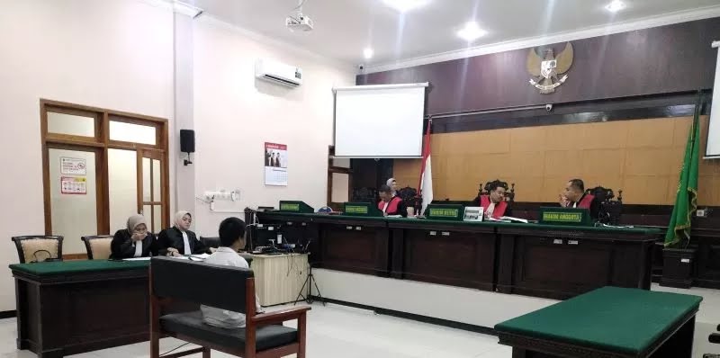 PESAKITAN: Totok duduk di kursi terdakwa saat menjalani sidang agenda tuntutan di Ruang Cakra Pengadilan Negeri Mojokerto, Rabu (16/7). (martda/jprm)