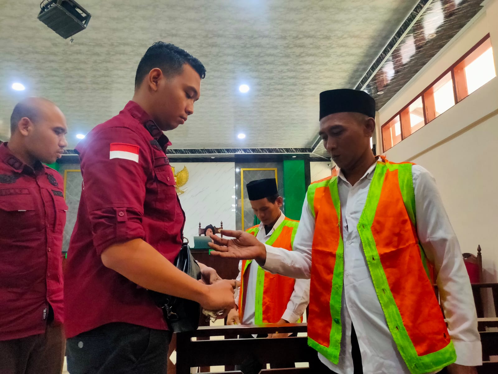Dedik Prianto, terdakwa peredaran pil dobel L menjalani sidang di PN Lamongan.&nbsp;