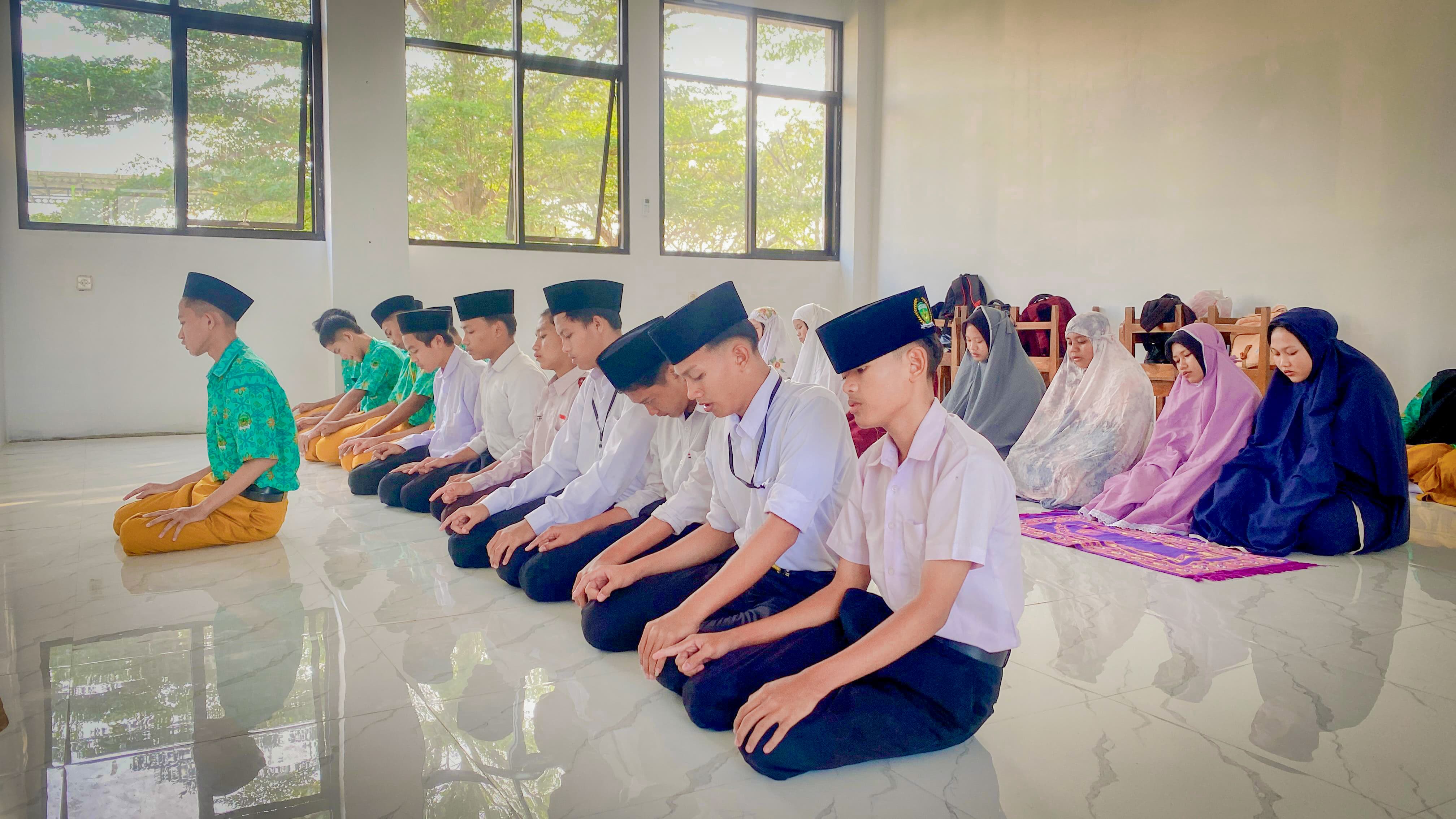 Penguatan karakter anak dengan rutin Salat Dhuha,  istighosah, dan tadarus.