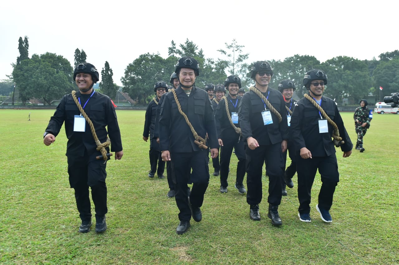 PEMBEKALAN DI MALANG: Bupati Yes bersama pejabat Pemkab Lamongan mengikuti rangkaian kegiatan retreat. (PROKOPIM/RDR.LMG)