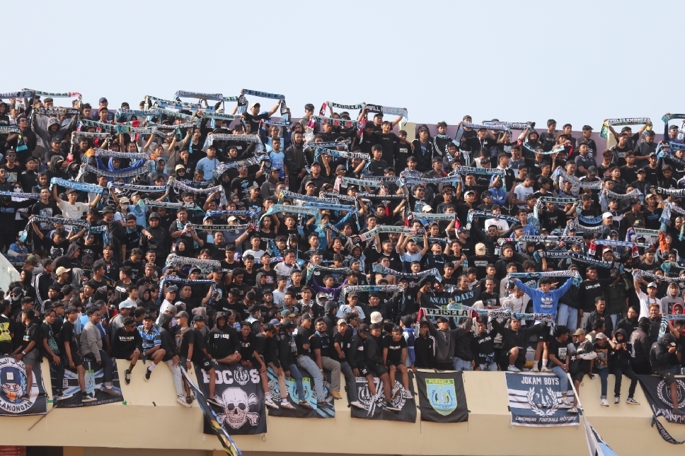 Fanatisme pendukung Persela Lamongan saat mendukung tim kebanggaan saat berlaga.