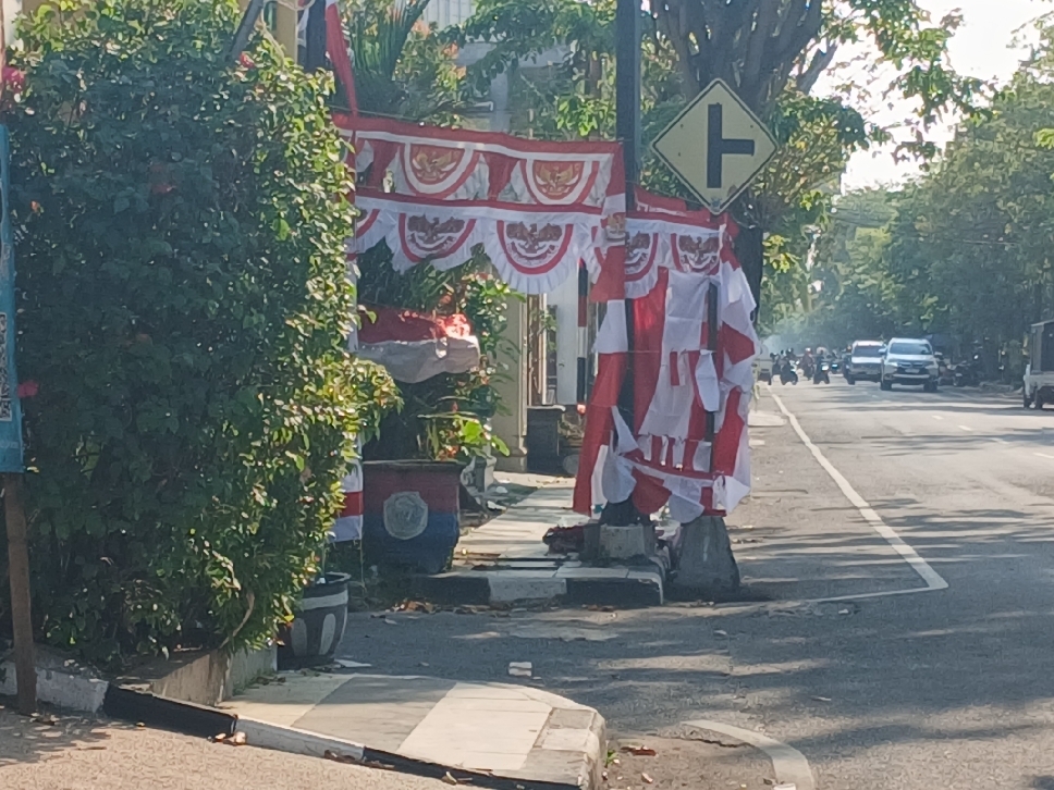 MELANGGAR: Salah satu titik trotoar di pinggir Jalan Basuki Rahmad yang digunakan berjualan bendera