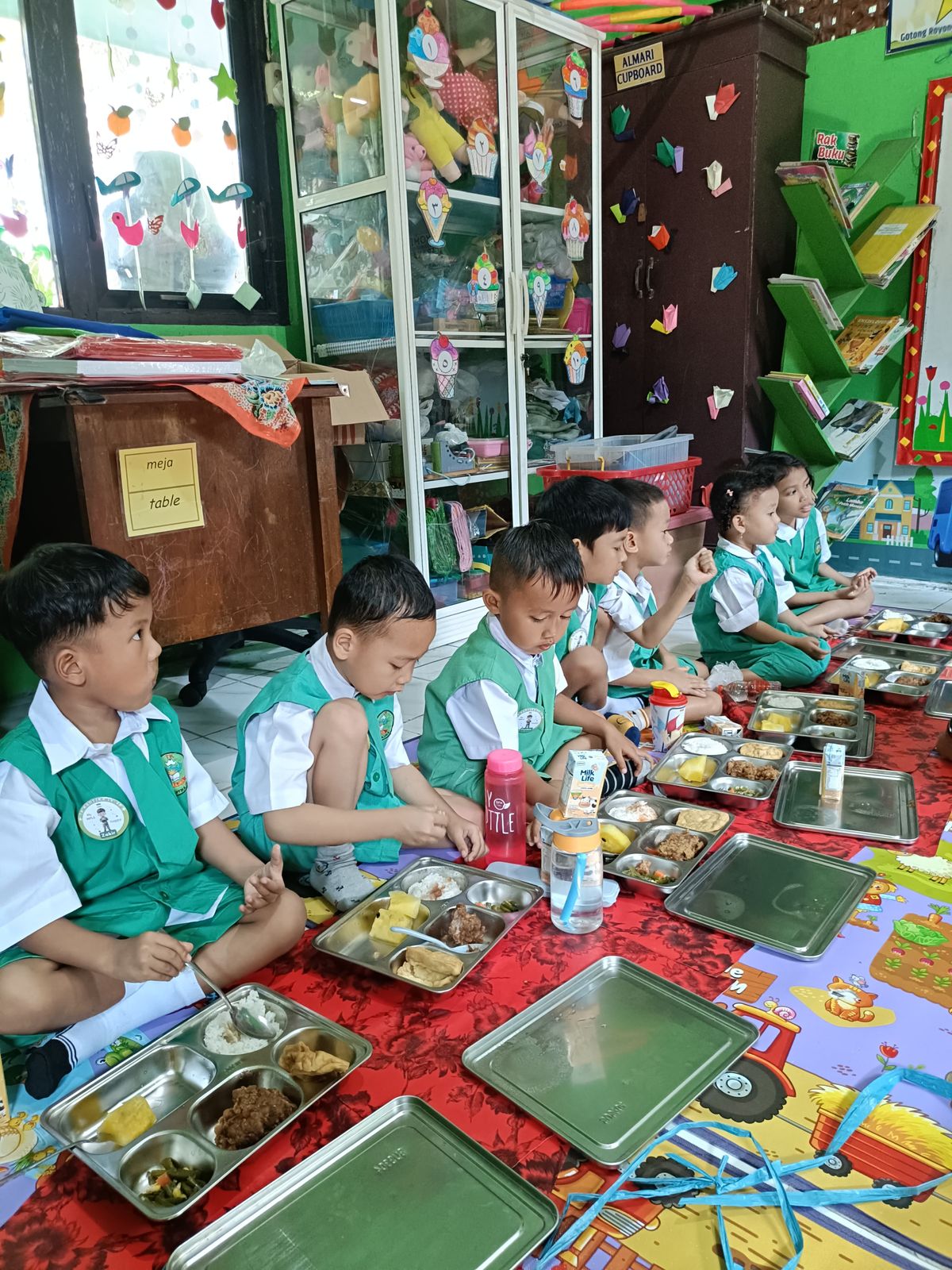 BERJALAN LANCAR: SPPG Lamongan memastikan tidak ada kendala selama distribusi MBG di Lamongan.